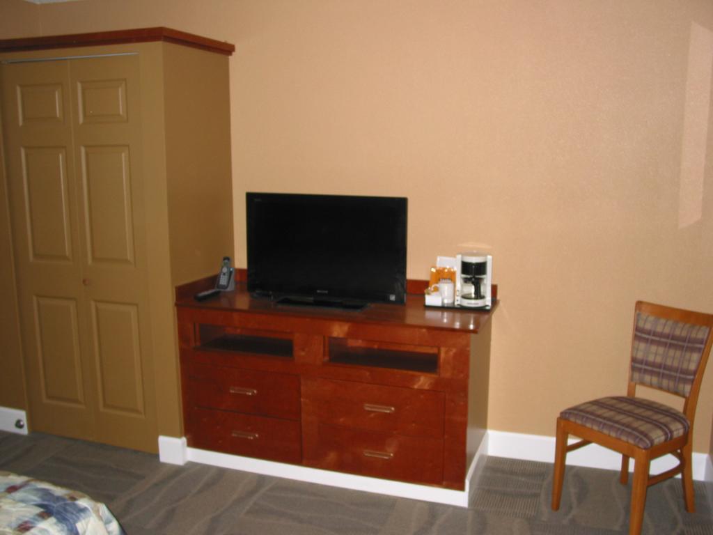 The Scotsman Motel Victoria Room photo